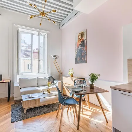 Le Royale Haussman Junior - Louis Pradel - Netflix Apartamento Lyon